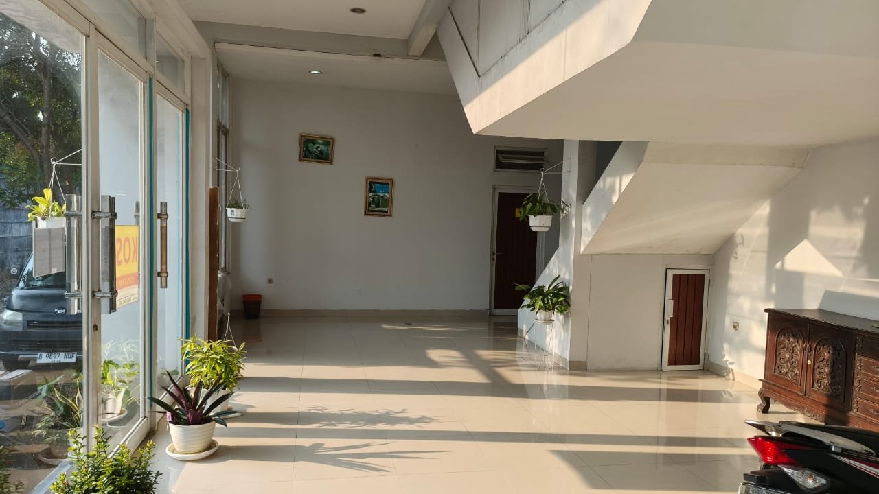 Tampilan depan kos-kosan Staycation 987
