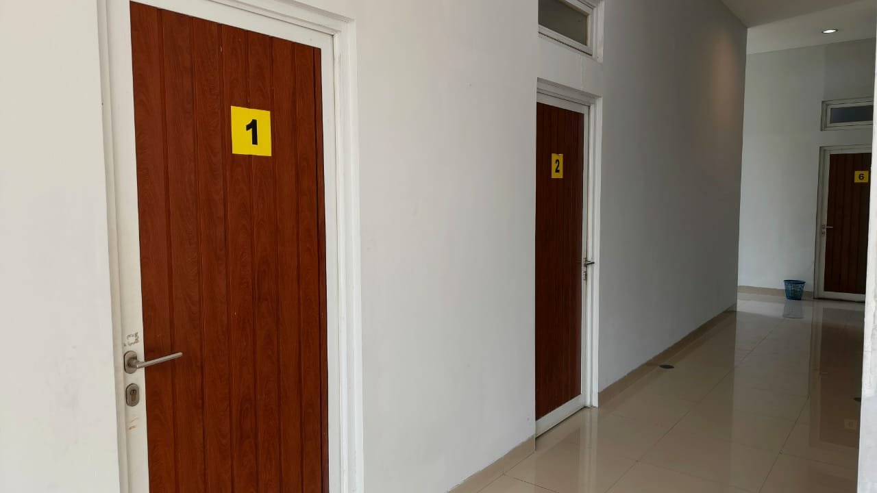 Koridor kos-kosan yang bersih dan modern