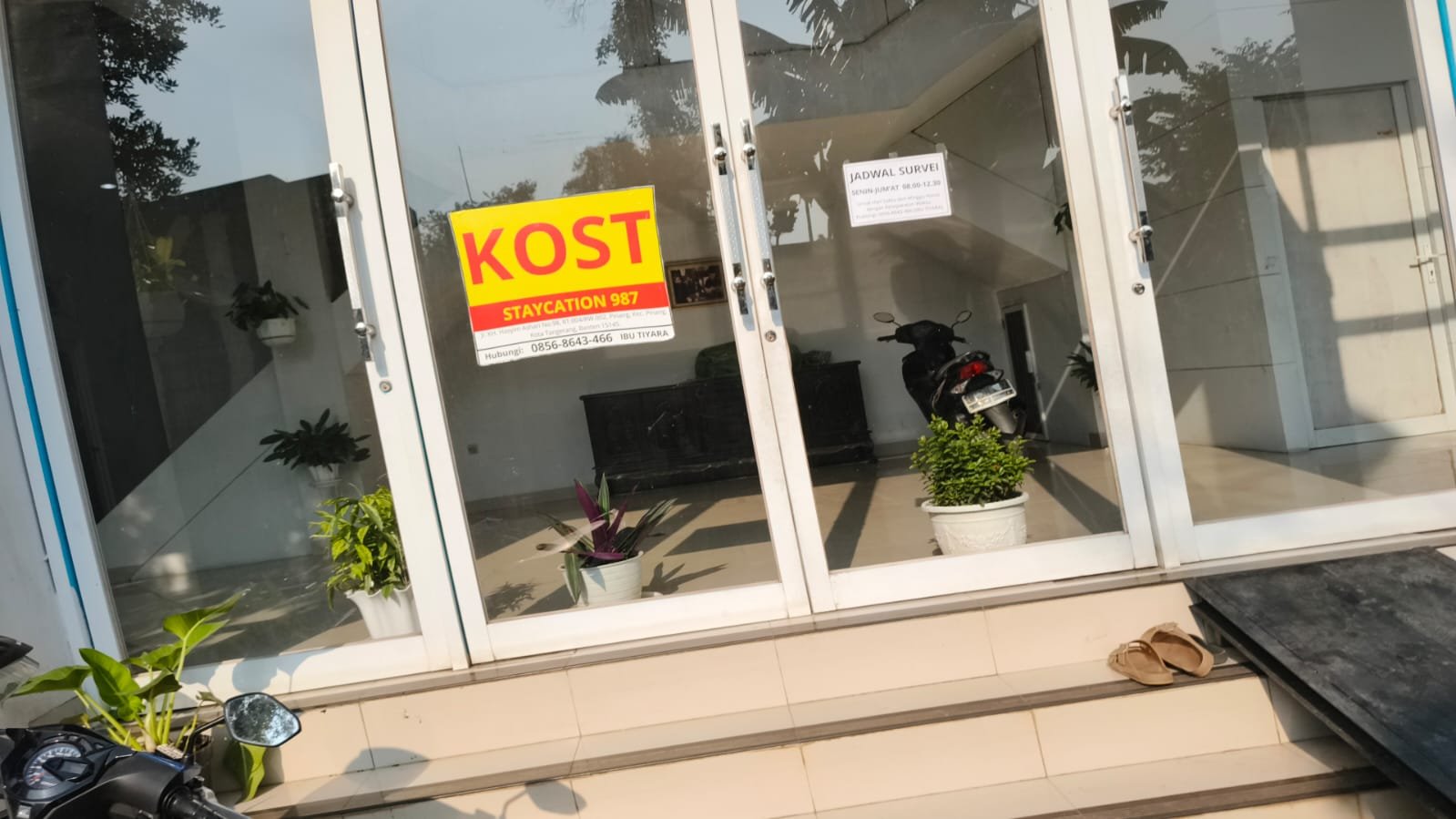 Teras depan kos-kosan yang nyaman